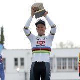 Mathieu van der Poel (au centre) est aussi l'homme à battre dans les classiques ardennaises KEYSTONE/EPA/TERESA SUAREZ